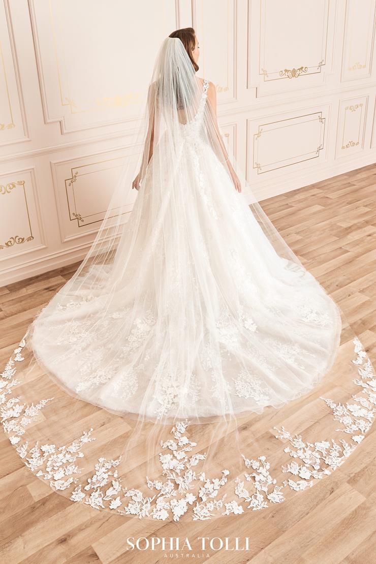 http://camelliabridalshop.com/cdn/shop/collections/y12038veil__ivory_b_d.740.jpg?v=1597134640&width=2048