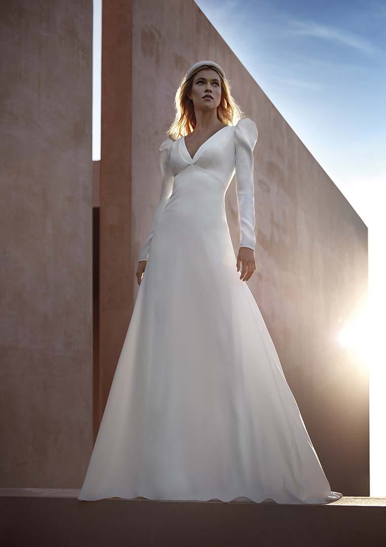 AMIS, A-line wedding dress with V-neck