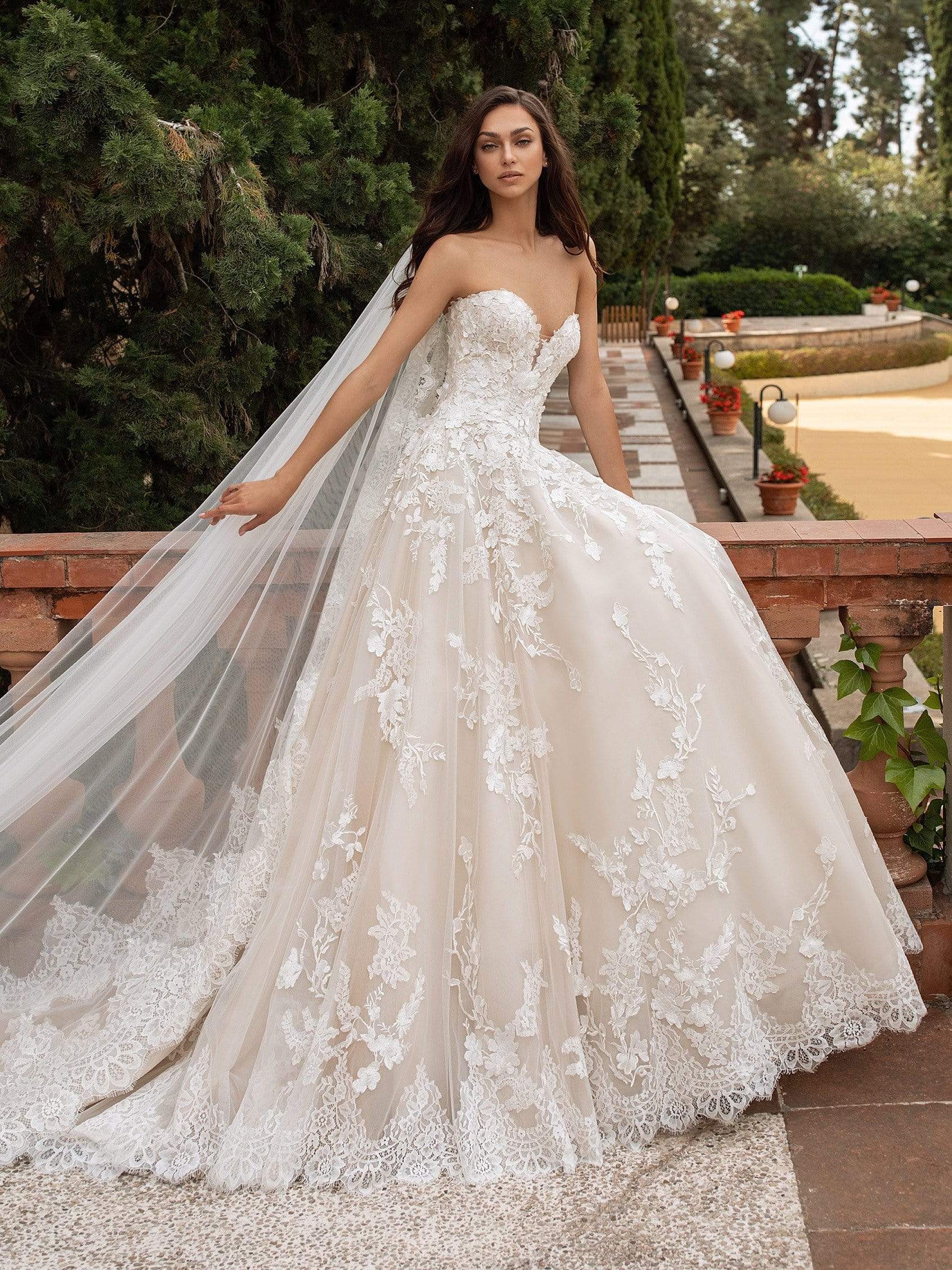 Pronovias: Elcira Pronovias: Elcira