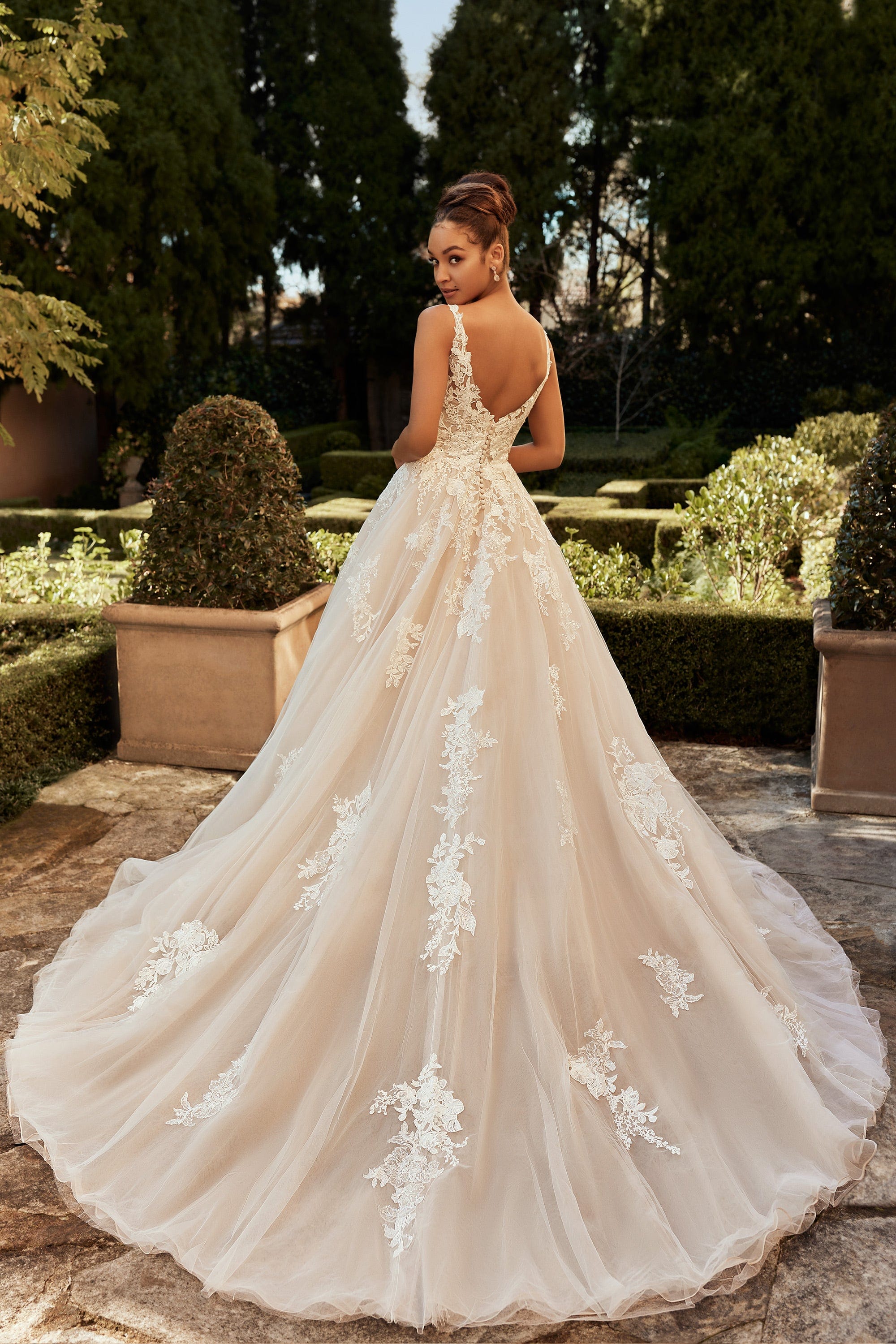 Toronto classic hotsell wedding dresses outlet